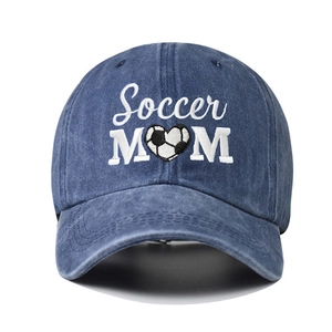 Dettaglio del ricamo bianco Soccer MOM con cuore calcio su cappello slavato