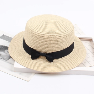 Klassischer beige Strohhut mit schwarzer Bandschleife für sommerlichen Sonnenschutz