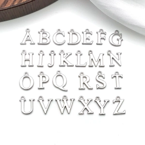 Detailansicht von 26 silbernen Alphabet-Anhängern für DIY-Schmuckherstellung