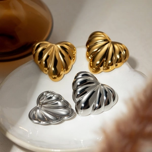 Boucles d'oreilles cœur en or 18k et argent poli avec texture coquillage sur plateau