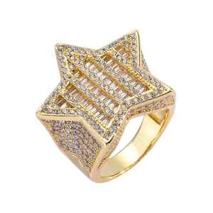 Bague étoile hip hop dorée avec micro-pavage en zircone cubique pour un look éclatant