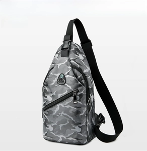 Détail du sac de poitrine camouflage gris avec compartiments zippés et poche filet