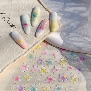 Stickers ongles fleurs 3D et faux ongles avec dégradé iridescent et détails de perles