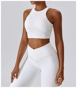 Détail d'un ensemble de yoga blanc côtelé avec taille en V et soutien-gorge de sport