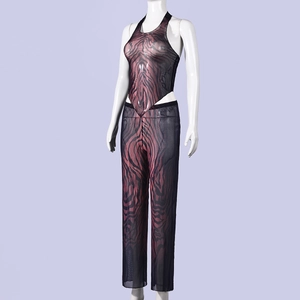 Detailansicht des Mesh-Sets mit Neckholder-Top und weit geschnittener Hose mit hoher Taille