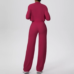 Vue arrière d'un ensemble de yoga fuchsia avec haut manches longues et pantalon large