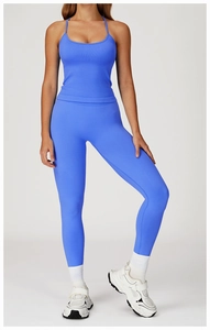 Détail de l'ensemble de yoga sans couture bleu roi avec texture côtelée et coupe ajustée
