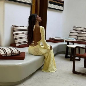 Détail du dos d'une robe longue en dentelle jaune clair avec bretelles croisées nouées