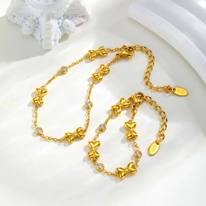Bracelet doré élégant avec pendentif cœur nœud, zircons et poinçon K18 détaillé