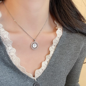 Détail du collier croix plaqué or 18 carats avec nacre et zircons étincelants