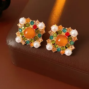Boucles d'oreilles carrées vintage dorées avec strass multicolores et perles centrales