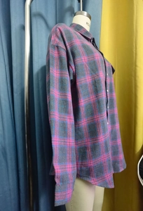 Vue détaillée de la chemise à carreaux violet et gris avec col à revers et boutonnage simple