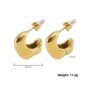Boucles d'oreilles créoles dorées en C 19mm pesant 11,5g avec fermoirs silicone