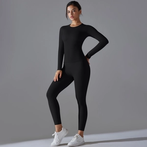Détail d'un ensemble de yoga en tissu brossé extensible avec haut à manches longues et legging