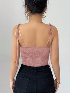 Haut caraco rose scintillant avec dos nu et fines bretelles pour un look d'été élégant