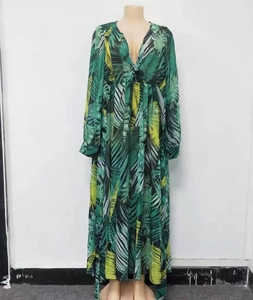 Détail de la robe à imprimé tropical avec col en V profond et manches lanternes