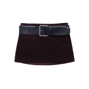 Vue détaillée d'une jupe en velours foncé avec ceinture noire à effet croco et boucle