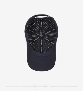 Vue détaillée de l'intérieur de la casquette marine avec maille respirante et boucle en métal