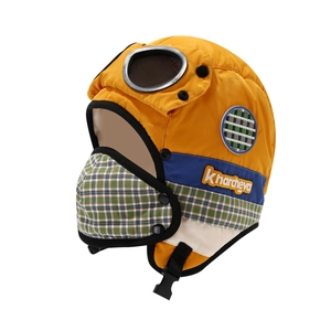 Gelbe Fliegermütze für Kinder mit integrierter Brille und karierter Maske