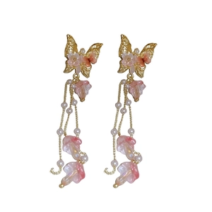 Boucles d'oreilles papillon dorées avec fleurs en résine rose et perles nacrées
