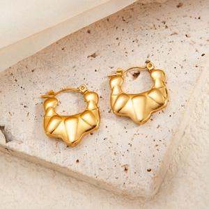 Schicke 18K vergoldete Edelstahl-Ohrringe mit strukturierter geometrischer Form