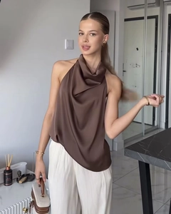 Détail d'un top dos nu en satin marron montrant la texture soyeuse et le drapé