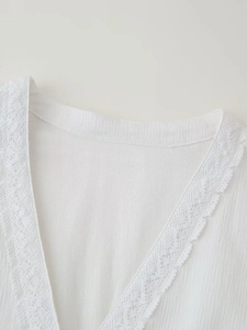 Camicetta bianca da donna in stile francese con scollo a V e dettagli in pizzo