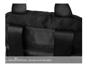 Primer plano de costuras de alta densidad y patrón acolchado en la mochila negra