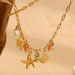 Détail du collier plaqué or 18 carats avec pendentifs marins et perles carrées colorées