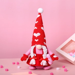 Gnomes en peluche pour la Saint-Valentin avec motifs cœurs sur fond rose doux