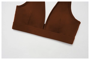 Détails du soutien-gorge de sport marron foncé avec col en V et bande de soutien large