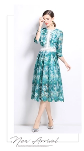 Détail d'une robe en dentelle creuse avec motif floral et manches trois-quarts