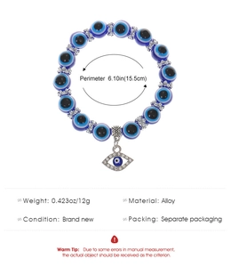 Detailweergave van de evil eye kralenarmband met zilveren kralen en specificaties