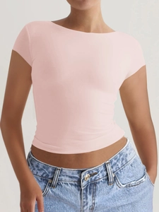 Vue détaillée du t-shirt rose dos nu montrant sa coupe ajustée et sa texture côtelée douce