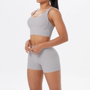 Détail de l'ensemble de yoga gris clair avec brassière col U et short taille haute