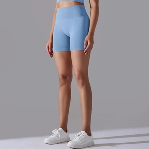 Détail macro du short de yoga bleu clair sans couture avec taille haute et tissu sculptant