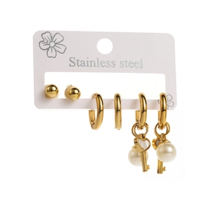 Vue détaillée de l'ensemble de boucles d'oreilles en acier avec clés et perles dorées