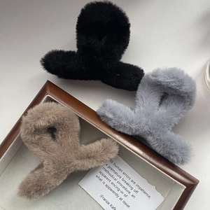 Set di tre mollette per capelli in finta pelliccia in nero, grigio e caffè