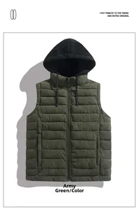 Gros plan sur le gilet matelassé vert armée avec texture rayée verticale et capuche