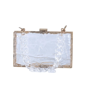 Transparente Acryl-Abendtasche mit Wasserwellenstruktur und goldener Gliederkette