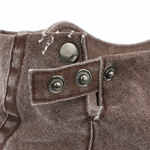 Béret en denim délavé vintage avec boutons-pression en bronze et bords effilochés
