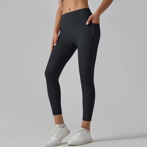 Detailopname van zwarte yoga legging met hoge taille, handige zijzakken en matte afwerking