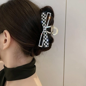 Pince à cheveux papillon élégante avec motif damier noir et blanc et strass étincelants