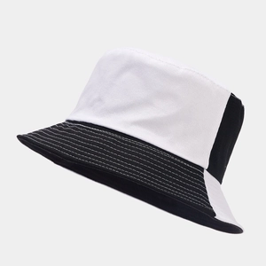 Détail du bord à coutures contrastées sur un bob bicolore noir et blanc pour le soleil