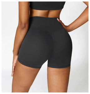 Dettaglio macro degli shorts da yoga neri a vita alta con cucitura a V e effetto push-up