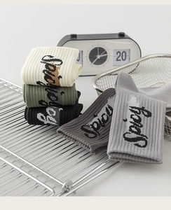Makro-Detail von gerippten Baumwollsocken in fünf Morandi-Farben auf einem Regal
