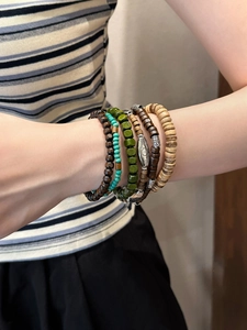Vue détaillée du bracelet bohème à perles en bois superposées et turquoise vintage