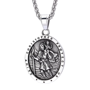 Gros plan du pendentif médaillon Saint Christophe avec chaîne à blé en argent vieilli