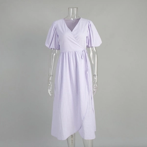 Detailansicht eines hellvioletten Wickelkleids mit V-Ausschnitt und Puffärmeln