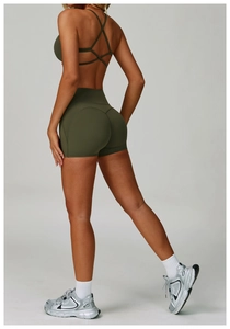 Dettaglio del reggiseno sportivo verde oliva con incrocio e pantaloncini a vita alta